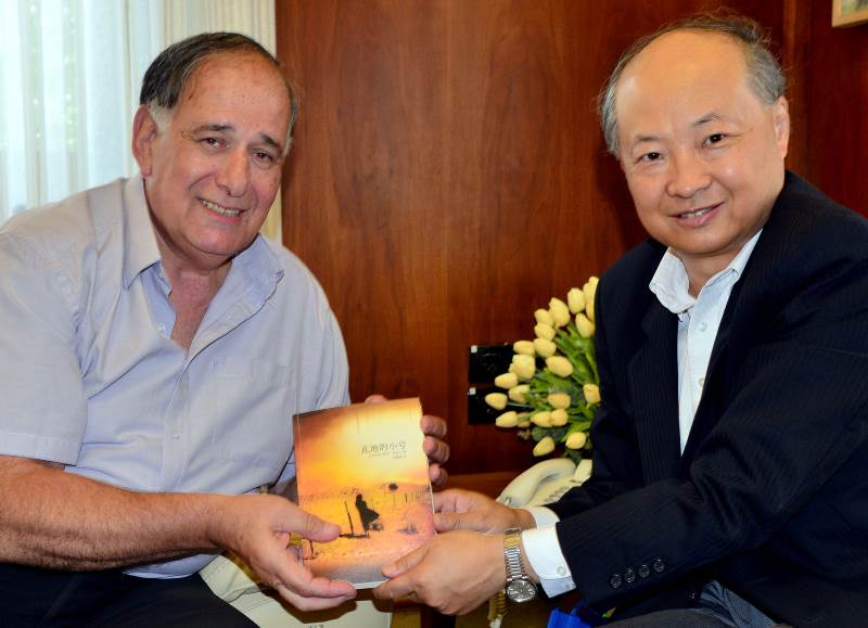 תה וספר יש בסין. השגריר וראש העיר|צילום: צבי רוגר