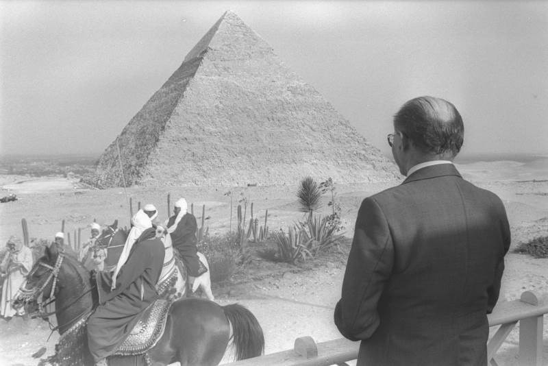 "זה אכן קורה?". מנחם בגין אל מול אחת הפירמידות שבמצרים, 2 באפריל, 1979| צילום: משה מילנר